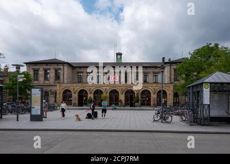 Deutschland, Bayern, Erlangen, Hauptbahnhof, Bahnhofsvorplatz, DB-Logo, Hausfassade, Passanten mit Hund. Stockfoto