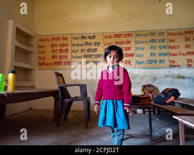 DISTRIKT KATNI, INDIEN - 13. JANUAR 2020: Indisches Dorfschulmädchen, das allein im Klassenzimmer steht. Stockfoto