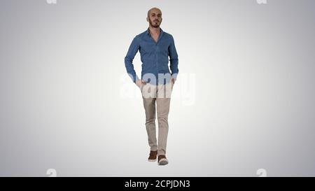 Schöner junger arabischer Mann trägt ein lässiges Outfit zu Fuß, Putti Stockfoto