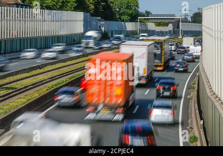 Essen, Ruhrgebiet, Nordrhein-Westfalen, Deutschland - viele Pkw und Lkw fahren während der Hauptverkehrszeit auf der Autobahn A40, eine Lärmschutzwand reduziert die Stockfoto