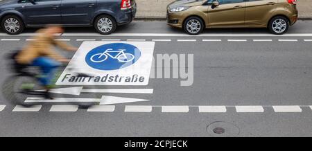 Essen, Nordrhein-Westfalen, Deutschland - Radfahrer fahren auf einer neuen Fahrradstraße mit frisch angewendeten Piktogrammen, hier die Kahrstraße im Bezirk Stockfoto