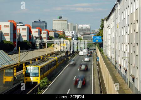 Essen, Ruhrgebiet, Nordrhein-Westfalen, Deutschland - Stadtansicht von Essen, U-Bahn-Station und Autos auf der Autobahn A40 mit Blick Richtung Essen-Stadt Stockfoto