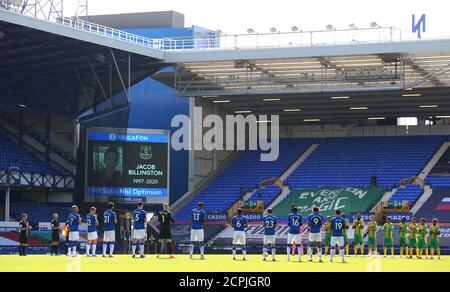 Spieler und Beamte stehen für eine Minute Applaus in Erinnerung an Jacob Billington, der starb, nachdem er am 6. September im Stadtzentrum von Birmingham erstochen wurde, vor dem Premier League-Spiel im Goodison Park, Liverpool. Stockfoto