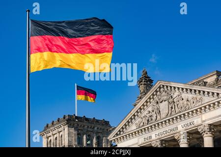 Die deutsche Flagge vor dem Reichstag in Berlin Als Symbol der Gewaltenteilung Stockfoto