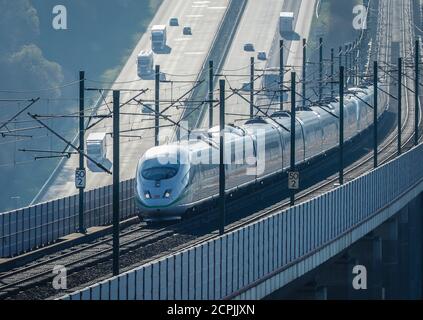 DER ICE-Zug der Deutschen Bahn AG fährt auf der Hochgeschwindigkeitsstrecke Köln-Frankfurt, im Hintergrund fahren Autos und Lastwagen auf der Autobahn A3, Neustadt Wied, Stockfoto