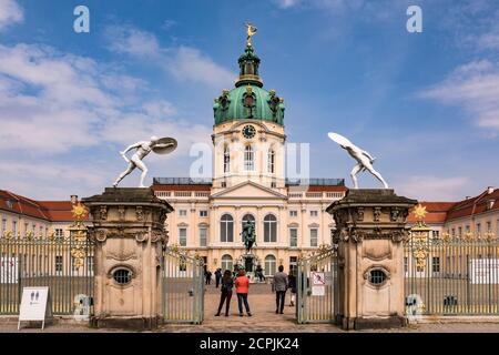 Der Eingang des Wohnpalastes in Charlottenburg in Berlin Stockfoto