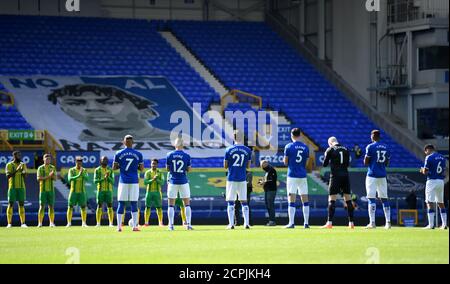 Spieler und Beamte stehen für eine Minute Applaus in Erinnerung an Jacob Billington, der starb, nachdem er am 6. September im Stadtzentrum von Birmingham erstochen wurde, vor dem Premier League-Spiel im Goodison Park, Liverpool. Stockfoto