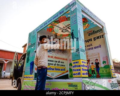 DISTRIKT KATNI, INDIEN - 02. OKTOBER 2020: Mitarbeiter der indischen Kommunalgesellschaft mit Werbewagen für Werbeaktivitäten für Clean india Programm auf Stockfoto