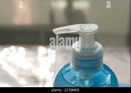 Nahaufnahme des Pumpenflaschenkopfs. Alkoholgel oder Händedesinfektionsmittel. Schutz vor Coronavirus (COVID-19). Stockfoto
