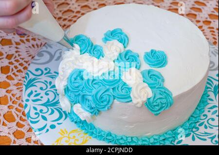 Geburtstagskuchen mit Glasur von Hand dekorieren. Hausgemachten Kuchen machen. Draufsicht. Nahaufnahme. Stockfoto