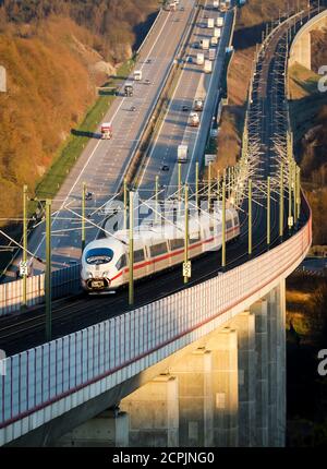 DER ICE-Zug der Deutschen Bahn AG fährt auf der Hochgeschwindigkeitsstrecke Köln-Frankfurt, im Hintergrund fahren Autos und Lastwagen auf der Autobahn A3, Neustadt Wied, Stockfoto