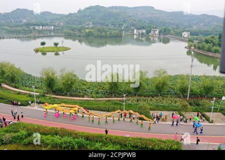 Chongqing. September 2020. Luftbild aufgenommen am 19. September 2020 zeigt Drachentanz Künstler, die an einer Parade im Tongliang Bezirk im südwestlichen China Chongqing teilnehmen. Drachentanzvorführungen und andere Volksaktivitäten fanden am Samstag statt, um das bevorstehende Erntefest der chinesischen Bauern zu feiern, das jedes Jahr auf die Herbst-Tagundnachtgleiche fällt. Quelle: Liu Chan/Xinhua/Alamy Live News Stockfoto