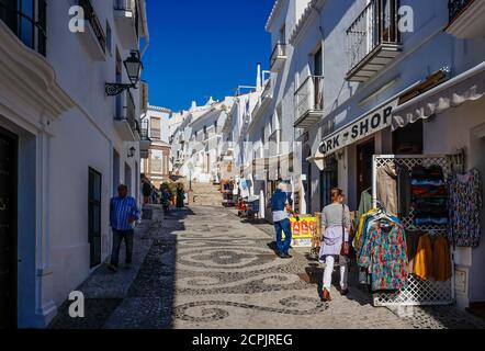 Geschäfte in Gassen im weißen Bergdorf Frigiliana, Frigiliana, Provinz Malaga, Andalusien, Spanien Stockfoto