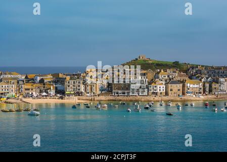 St Ives Cornwall, Blick im Sommer über die St Ives Bucht zum Strand der Stadt, Cornwall, Südwesten Englands, Großbritannien Stockfoto