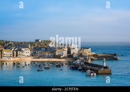 St. Ives Hafen, Blick im Sommer auf das Hafengebiet in St. Ives, Cornwall, Südwesten Englands, Großbritannien Stockfoto