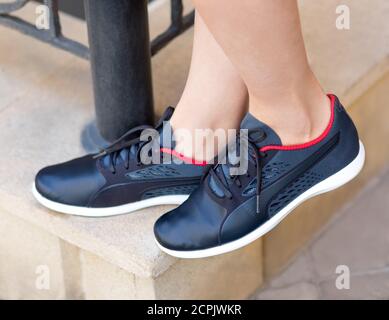 Frau mit blauen Laufschuhen aus der Nähe Stockfoto