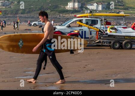 RNLI auf Patrouille am Strand von Croyde, North Devon im Hochsommer Stockfoto