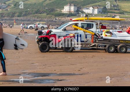 RNLI auf Patrouille am Strand von Croyde, North Devon im Hochsommer Stockfoto