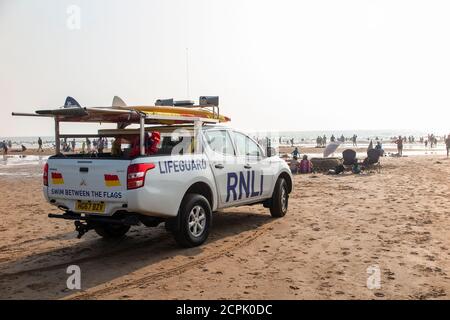 RNLI auf Patrouille am Strand von Croyde, North Devon im Hochsommer Stockfoto