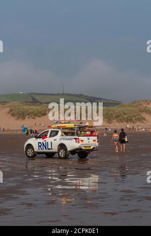 RNLI auf Patrouille am Strand von Croyde, North Devon im Hochsommer Stockfoto