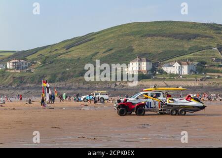 RNLI auf Patrouille am Strand von Croyde, North Devon im Hochsommer Stockfoto