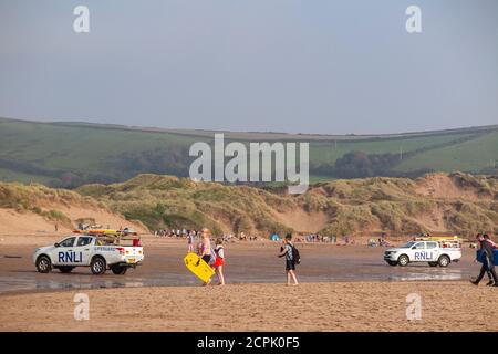 RNLI auf Patrouille am Strand von Croyde, North Devon im Hochsommer Stockfoto