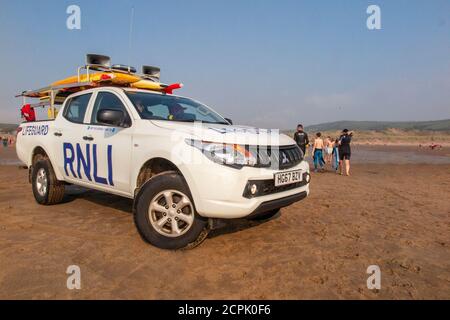 RNLI auf Patrouille am Strand von Croyde, North Devon im Hochsommer Stockfoto