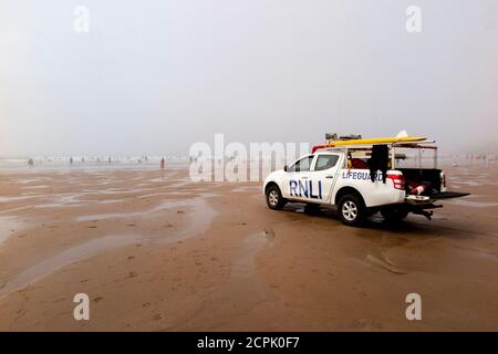 RNLI auf Patrouille am Strand von Croyde, North Devon im Hochsommer Stockfoto