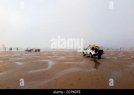 RNLI auf Patrouille am Strand von Croyde, North Devon im Hochsommer Stockfoto