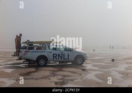 RNLI auf Patrouille am Strand von Croyde, North Devon im Hochsommer Stockfoto