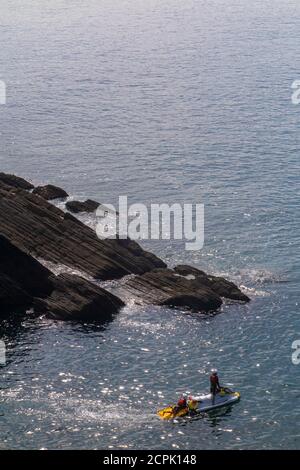 RNLI auf einem Jetski suchen die felsigen Buchten nach einem Vermisste Person in North Devon im Hochsommer Stockfoto