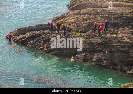 Koastering an der Küste von North Devon bei Croyde Stockfoto