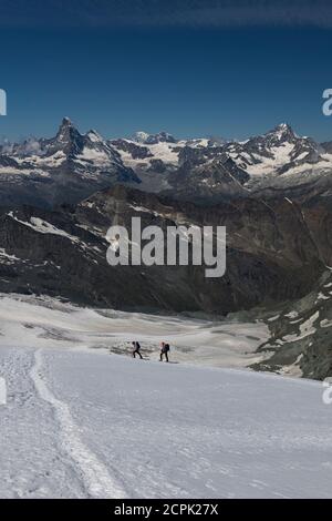 Schweiz, Kanton Wallis, Saastal, Saas-Fee, zwei Bergsteiger auf dem Aufstieg zum Allalinhorn mit Matterhorn, Dent d'Herens, Mont Blanc, Grand Stockfoto