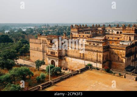 Panoramablick auf Orchha Fort Raja Mahal alten Ruinen in Orchha, Indien Stockfoto