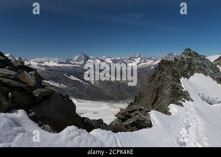 Schweiz, Kanton Wallis, Saastal, Saas-Fee, Blick vom Feejoch zum Matterhorn, Dent d'Herens, Mont Blanc, Grand Combin, Dent Blanche, Obergabelhorn Stockfoto