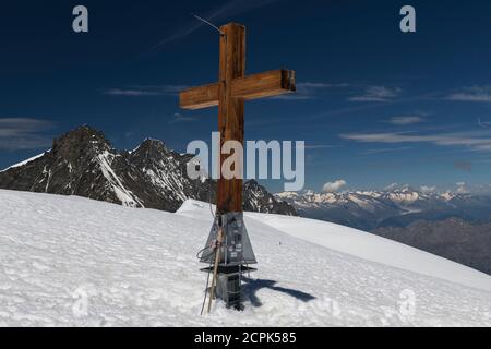 Schweiz, Kanton Wallis, Saastal, Saas-Fee, Gipfel Alphubel, Gipfelkreuz mit Mischabel, Täschhorn, Dom und Lenzspitze und die Berner Alpen mit Stockfoto