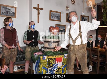 München, Deutschland. September 2020. Christian Ude (SPD), Ehrenbürger der Stadt München und ehemaliger Bürgermeister von München, tippt beim Klopfen im Schillerbräu mit einem Mund- und Nasenschutz auf das erste Fass. Quelle: Felix Hörhager/dpa/Alamy Live News Stockfoto