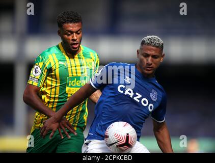 Everton's Richarlison (rechts) und West Bromwich Albion's Darnell Furlong kämpfen während des Premier League-Spiels im Goodison Park, Liverpool, um den Ball. Stockfoto
