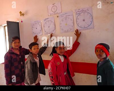 DISTRIKT KATNI, INDIEN - 21. JANUAR 2020: Indische Regierung Schulgruppe präsentiert Uhr Wissenschaft Modell an der Wand im Klassenzimmer. Stockfoto