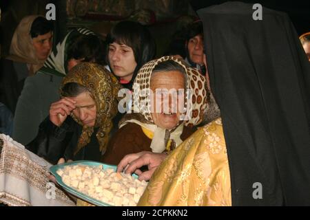 Orthodoxe christliche Gläubige in Rumänien die heilige Eucharistie (Brot und Wein) gegeben. Stockfoto