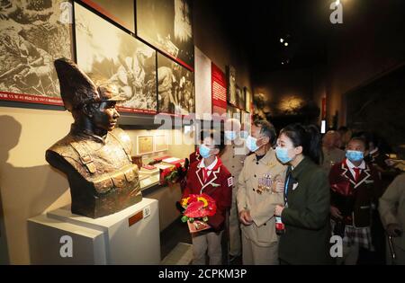 Dandong, Korea. September 2020. In Begleitung junger Pioniere und Dozenten besuchen Veteranen der Freiwilligen des chinesischen Volkes (CPV) die Gedenkhalle des Krieges, um der US-Aggression zu widerstehen und Korea zu helfen, in Dandong, nordöstlich der Provinz Liaoning, 19. September 2020. Eine Gedenkhalle zum Gedenken an den Krieg gegen die US-Aggression und die Hilfe für Korea (1950-1953) wurde am Samstag in der nordöstlichen Provinz Liaoning wiedereröffnet. Quelle: Xinhua/Alamy Live News Stockfoto