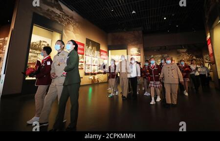 Dandong, Korea. September 2020. In Begleitung junger Pioniere und Dozenten besuchen Veteranen der Freiwilligen des chinesischen Volkes (CPV) die Gedenkhalle des Krieges, um der US-Aggression zu widerstehen und Korea zu helfen, in Dandong, nordöstlich der Provinz Liaoning, 19. September 2020. Eine Gedenkhalle zum Gedenken an den Krieg gegen die US-Aggression und die Hilfe für Korea (1950-1953) wurde am Samstag in der nordöstlichen Provinz Liaoning wiedereröffnet. Quelle: Xinhua/Alamy Live News Stockfoto