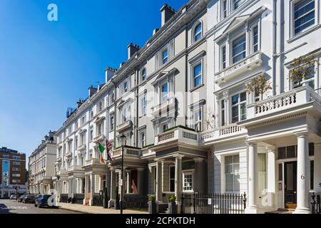 England, London, Westminster, Kensington und Chelsea, Knightsbridge, Queensberry Place, College of Psychic Studies, Blaue Plakette mit Sir Stockfoto