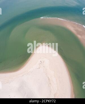 Das kalte Wasser des Atlantischen Ozeans spült an einen schönen Sandstrand am Cape Cod, Massachusetts. Diese malerische Halbinsel ist ein beliebtes Urlaubsgebiet. Stockfoto