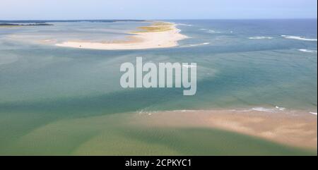 Das kalte Wasser des Atlantischen Ozeans spült an einen schönen Sandstrand am Cape Cod, Massachusetts. Diese malerische Halbinsel ist ein beliebtes Urlaubsgebiet. Stockfoto