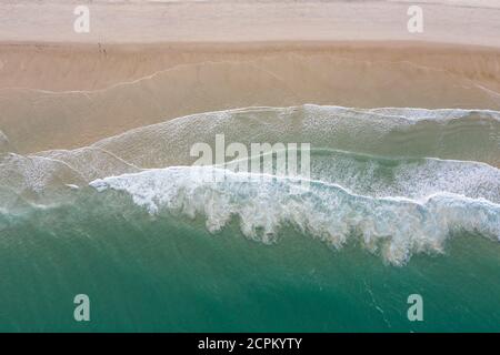 Das kalte Wasser des Atlantischen Ozeans spült an einen schönen Sandstrand am Cape Cod, Massachusetts. Diese malerische Halbinsel ist ein beliebtes Urlaubsgebiet. Stockfoto