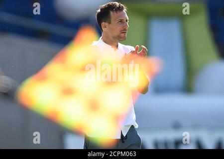 Hannover, Deutschland. September 2020. Fußball: 2. Bundesliga, Hannover 96 - Karlsruher SC, 1. Spieltag in der HDI Arena. Karlsruher Trainer Christian Eichner stert hinter die Flagge des Schiedsrichterassistenten. Quelle: Swen Pförtner/dpa - WICHTIGER HINWEIS: Gemäß den Bestimmungen der DFL Deutsche Fußball Liga und des DFB Deutscher Fußball-Bund ist es untersagt, im Stadion und/oder aus dem Spiel aufgenommene Aufnahmen in Form von Sequenzbildern und/oder videoähnlichen Fotoserien zu nutzen oder auszunutzen./dpa/Alamy Live News Stockfoto