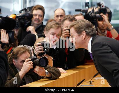 Deutschlands Außenminister Guido Westerwelle posiert für die Medien, als er für eine Pressekonferenz in der Bundespressekonferenz in Berlin 26. Februar 2010 kommt.  REUTERS/Thomas Peter (Deutschland - Tags: Politik)
