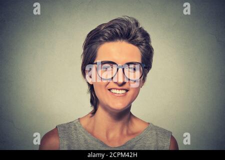 Lachende junge Frau trägt schwere rimmed Brille Blick auf die Kamera Stockfoto