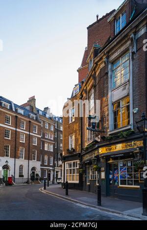 England, London, Westminster, St. James's, Old Queen Street und The Two Chairmen Pub Stockfoto